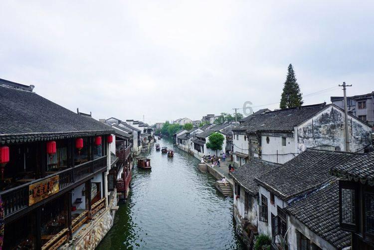 笑脸球的冒险之旅